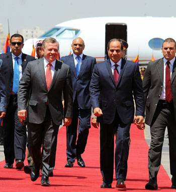 الرئيس السيسي وملك الأردن بمطار القاهرة